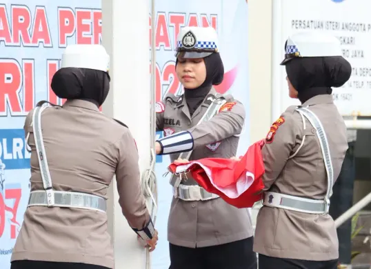 Polisi Wanita (Polwan) Polres Metro Depok mengikuti upacara peringatan Hari Ibu ke-97 Tahun 2025 di halaman Mapolres Metro Depok, Senin, 22 Desember 2025. (Sumber: Istimewa)