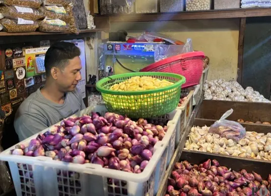 Pedagang Bawang Merah di Pasar Senen, Jakarta Pusat, Senin, 22 Desember 2025. (Sumber: Poskota/M. Tegar Jihad)