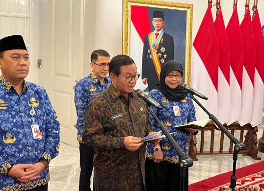 Gubernur Jakarta Pramono Anung saat menyampaikan pernyataan kepada awal media di Balai Kota Jakarta, Senin, 22 Desember 2025. (Sumber: Poskota/M. Tegar Jihad)