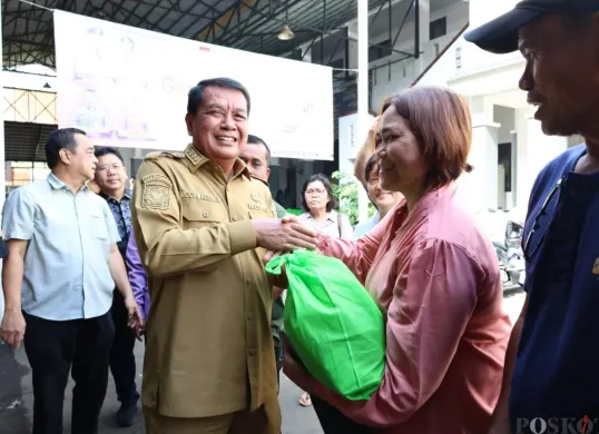Bupati Tangerang, Maesyal Rasyid saat melakukan peninjauan lokasi bazar pasar murah di Gereja Bersama Citra Raya. (Sumber: Poskota/Veronica Prasetio)