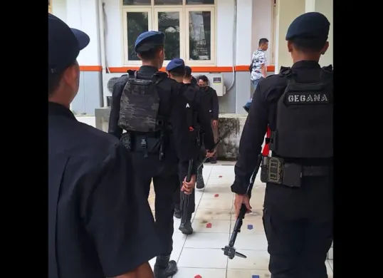 Petugas Gegana Brimob melakukan pengamanan dan penyisiran di Sekolah SMA Ar Rahmaan, Depok, setelah mendapat ancaman bom. (Sumber: Dok. istimewa)
