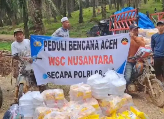 Alumni Secapa Polri angkatan 26 Tahun 1999 yang tergabung dalam Wira Surya Cendekia (WSC) menyalurkan bantuan 2.000 paket sembako untuk korban bencana di Aceh dan Sumatera. (Sumber: Istimewa)