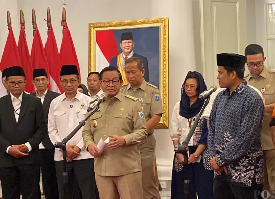 Gubernur Jakarta, Pramono Anung, saat menyampaikan pernyataan kepada awak media di Balai Kota DKI Jakarta, Selasa, 23 Desember 2025. (Sumber: POSKOTA | Foto: M Tegar Jihad)