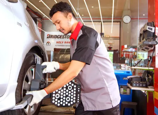 Ilustrasi cek ban sebelum liburan akhir tahun. (Sumber: Bridgestone)