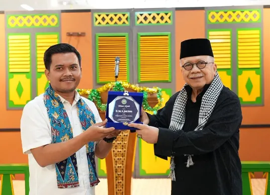 Ketua Majelis Ulama Betawi, Fauzi Bowo (kanan) menyerahkan cinderamata kepada perwakilan peserta KLB FKMB Tahun 2025 di Museum MH Thamrin, Kenari, Jakarta Pusat, kemarin. (Sumber: Istimewa)