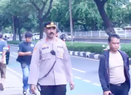 Kapolres Metro Jakarta Pusat Kombes Susatyo Purnomo Condro melakukan pengecekan langsung pengamanan ibadah Natal 2025 di Gereja Reformed Injili, Kemayoran, Jakarta Pusat, Selasa, 23 Desember 2025. (Sumber: Polres Metro Jakarta Pusat)