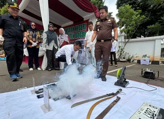 Kejari Kabupaten Bogor melakukan pemusnahan barang bukti untuk kasus perkara yang sudah inkrah, Selasa 23 Desember 2025. (Sumber: Poskota/Giffar Rivana)