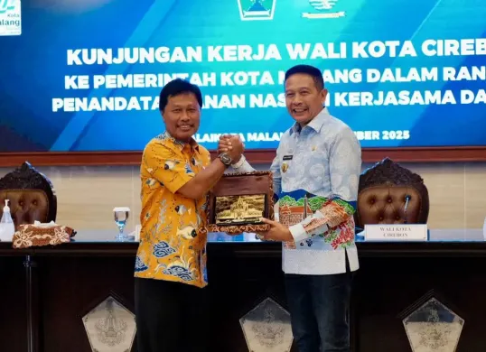 Kerja sama Pemkot Cirebon dan Malang dalam replikasi aplikasi unggulan, Jumat, 19 Desember 2025. (Sumber: Dok. Pemkot Cirebon)