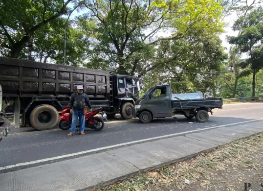 Kondisi lalu lintas di sekitar terjadinya kecelakaan di di Kampung Cibogo, Desa Citatah, Kecamatan Cipatat, Kabupaten Bandung Barat (KBB), Selasa 23 Desember 2025. (Sumber: Poskota/Gatot Poedji Utomo)