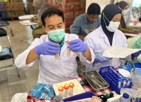 Pemkot Jakarta Barat melakukan uji sampel makanan di Hypermart Puri Indah, Kembangan, Jakarta Barat, Selasa, 23 Desember 2025. (Sumber: Poskota/Pandi Ramedhan)