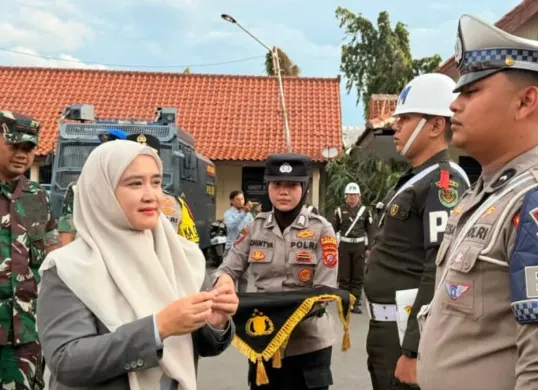 Wakil Wali Kota Cirebon, Siti Farida Rosmawati di Lapangan Mako Polres Cirebon Kota, Jumat, 19 Desember 2025. (Sumber: Dok. Pemkot Cirebon)