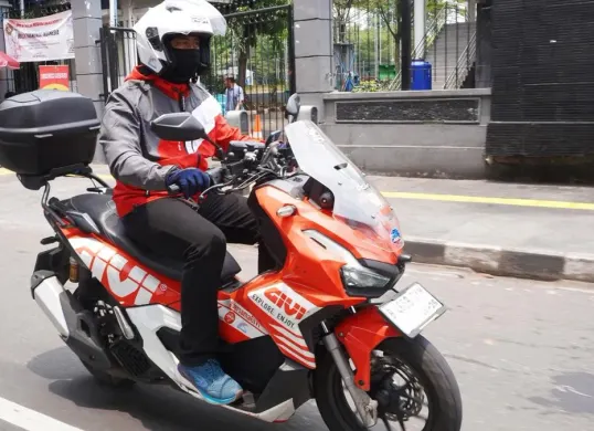 Ilustrasi etika mengerem untuk pengendara motor yang aman dan bertanggung jawab. (Sumber: WMS)