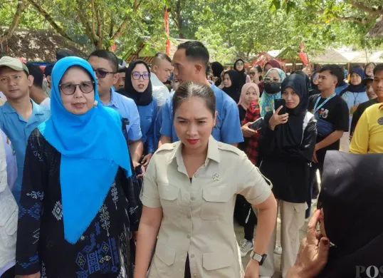 Wakil Mentri Pariwisata dan jajarannya saat meninjau kesiapan wisata di objek wisata Pantai Pasir Putih Carita, Pandeglang. (Sumber: Poskota/Samsul Fatoni)