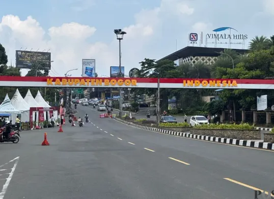 Polisi terapkan sistem one way dari arah Puncak menuju Jakarta hingga akhir pekan. (Sumber: Poskota/Giffar Rivana)