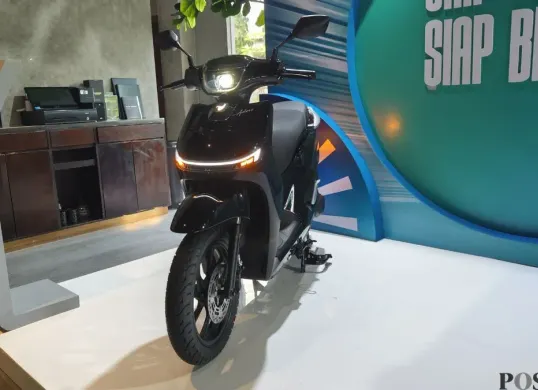 Ilustrasi penjualan motor listrik di tahun 2025 turun drastis akibat tidak adanya insentif Rp7 juta. (Sumber: Poskota/ Erwan Hartawan)