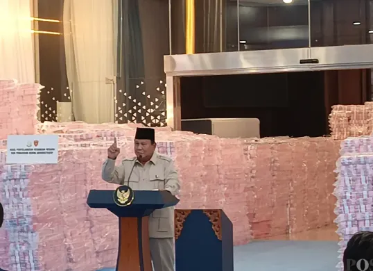 Presiden Republik Indonesia Prabowo Subianto memberikan sambutan dalam kegiatan kegiatan Penyerahan Hasil Penyelamatan Keuangan Negara di Kantor Kejaksaan Agung, Jakarta Selatan, Rabu, 24 Desember 2025. (Sumber: Poskota/Ali Mansur)