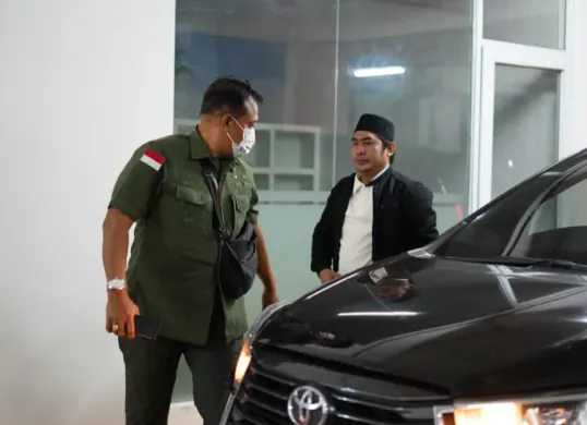 Potret penangkapan dan penetapan tersangka Gus Yazid dalam dugaan kasus Tinda Pidana Pencucian Uang (TPPU). (Sumber: Kejagung)