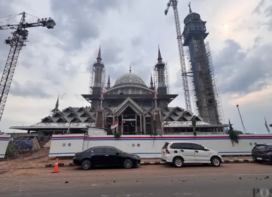 Masjid Raya Nurul Wathon di Pakansari, Cibinong, Kabupaten Bogor bakal beroperasi Jumat 26 Desember 2025. (Sumber: Poskota/Giffar Rivana)