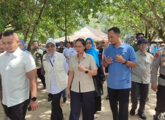 Wamenpar bersama jajarannya, saat berkunnung ke kawasan pantai Pasir Putih Carita, Pandeglang. (Sumber: Poskota/Samsul Fatoni)