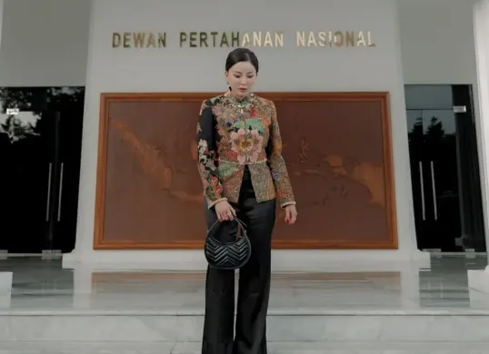Model majalah dewasa Ayu Aulia kembali menjadi perhatian publik seiring mencuatnya berbagai isu status sebagai tim kreatif Kementerian Pertahanan (Kemhan). (Sumber: Instagram/@ayuandiyantiaulia)