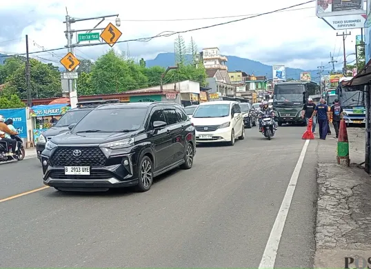 One way arah bawah menuju Jakarta diberlakukan siang hari ini, Minggu, 18 Januari 2026 di kawasan Puncak. (Sumber: Poskota/Giffar Rivana)