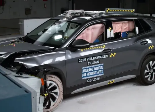 Uji tabrak Volkswagen Tiguan. (Sumber: IIHS)