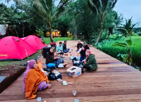 Sejumlah wisatawan saat menikmati suasana alam di Bukit Si Nyonya di Desa Bandung, Kabupaten Pandeglang, Banten. (Sumber: Bukit Si Nyonya)
