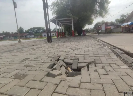 Kondisi bangunan alun-alun Pagelaran, Pandeglang yang ambles. (Sumber: Poskota/Samsul Fatoni)