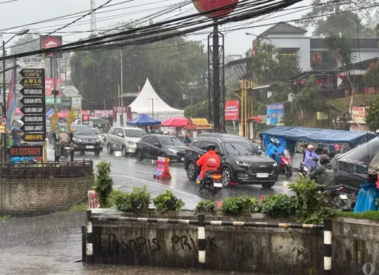 Hujan deras landa Puncak, wisatawan diminta tingkatkan kewaspadaan. (Sumber: Poskota/Giffar Rivana)