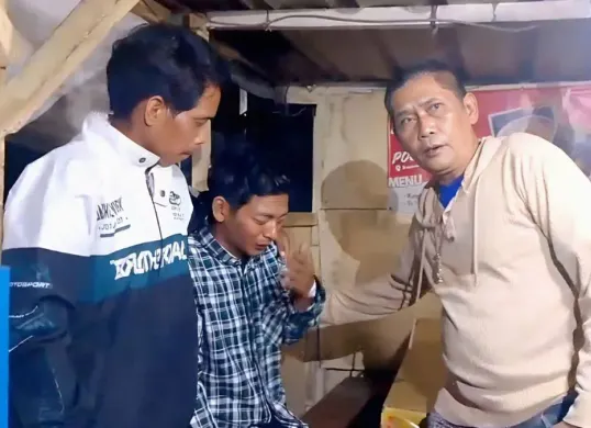 Riko (23) pengemudi ojek yang menjadi korban penganiayaan hingga mengalami kebutaan sementara melapor ke Polsek Cikarang Utara. (Sumber: Istimewa)