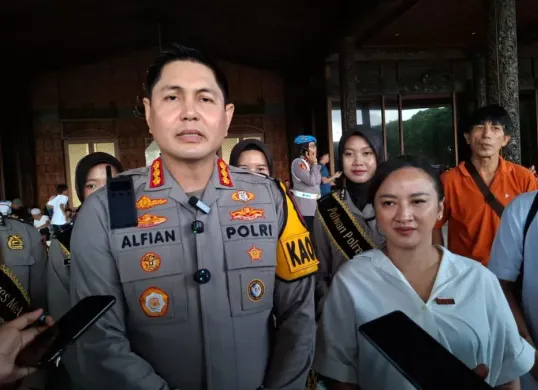 Kapolres Metro Jakarta Timur Kombes Alfian Nur Rizal bersama Plt Direktur Utama TMII Ratri Paramita saat konpers, Minggu, 28 Desember 2025. (Sumber: Istimewa)