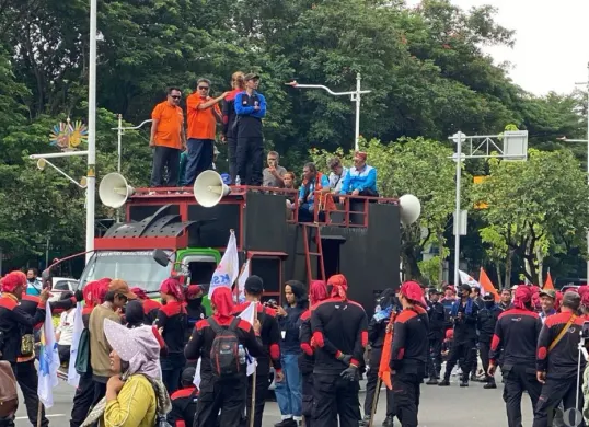 Ratusan buruh yang tergabung dalam berbagai serikat buruh menggelar aksi unjuk rasa buruh di kawasan Monumen Nasional (Monas), Jakarta Pusat, Senin, 29 Desember 2025. (Sumber: Poskota/Ali Mansur)