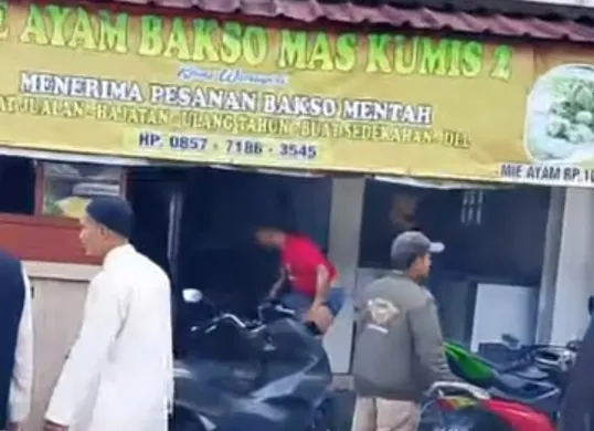 Sejumlah warga berkumpul pasca ledalan gas 3 kilogram di sebuah warung bakso di wilayah Puncak, Bogor. (Sumber: Istimewa)