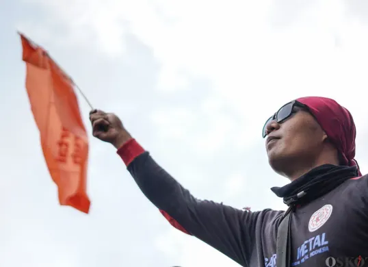 Buruh mengikuti aksi unjuk rasa menolak Upah Minimum Provinsi (UMP) DKI Jakarta di Jalan Merdeka Selatan, Jakarta, Senin, 29 Desember 2025. (Sumber: Poskota/Bilal Nugraha Ginanjar)