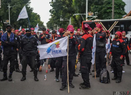 Buruh mengikuti aksi unjuk rasa menolak Upah Minimum Provinsi (UMP) DKI Jakarta di Jalan Merdeka Selatan, Jakarta, Senin, 29 Desember 2025. (Sumber: Poskota/Bilal Nugraha Ginanjar)