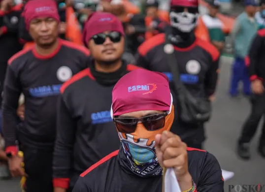 Buruh mengikuti aksi unjuk rasa menolak Upah Minimum Provinsi (UMP) DKI Jakarta di Jalan Merdeka Selatan, Jakarta, Senin, 29 Desember 2025. (Sumber: Poskota/Bilal Nugraha Ginanjar)