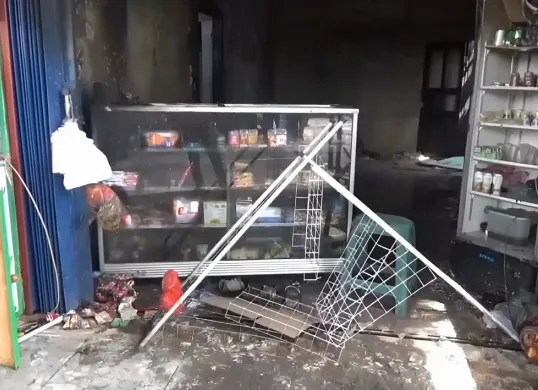 Kondisi ruko di Cikarang Timur, Kabupaten Bekasi, usai kebakaran yang menewaskan seorang ibu rumah tangga dan melukai dua orang, Selasa, 30 Desember 2025. Sisa etalase dan barang dagangan tampak hangus terbakar. (Sumber: Istimewa)