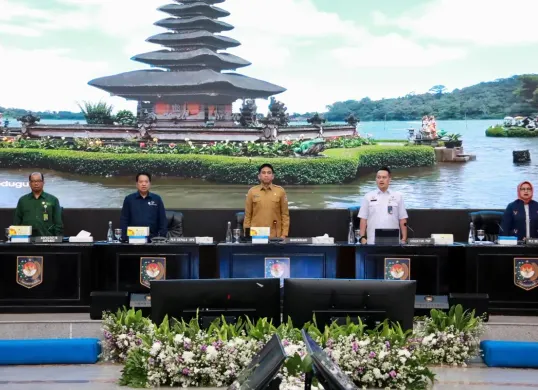 Wamendagri Akhmad Wiyagus memimpin Rapat Koordinasi Pengendalian Inflasi Tahun 2025 yang digelar secara hybrid dari Kantor Pusat Kemendagri, Jakarta. (Sumber: Puspen Kemendagri)