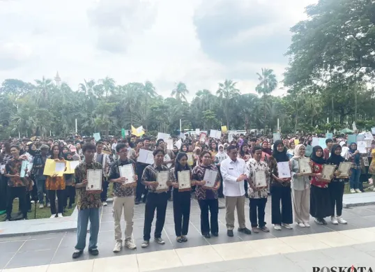 Gubernur Jakarta Pramono Anung usai menyerahkan pemutihan ijazah di Balai Kota Jakarta, Selasa, 30 Desember 2025. (Sumber: Poskota/M. Tegar Jihad)