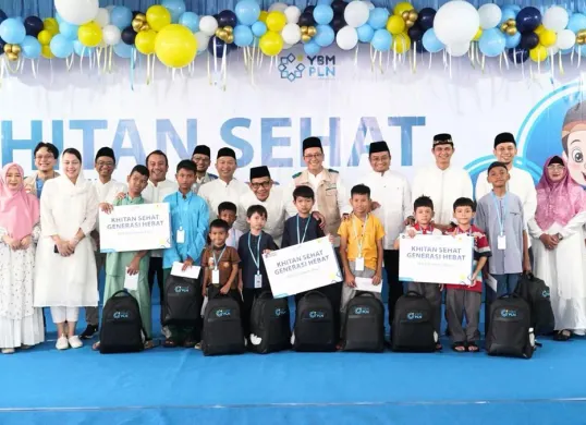 KHITAN: PLN UID Jakarta Raya dan Yayasan Baitul Maal (YBM) PLN berfoto bersama anak-anak peserta program Khitan Sehat Generasi Hebat usai pelaksanaan kegiatan khitan massal yang diikuti 1.022 anak. (Sumber: PLN UID Jakarta Raya)