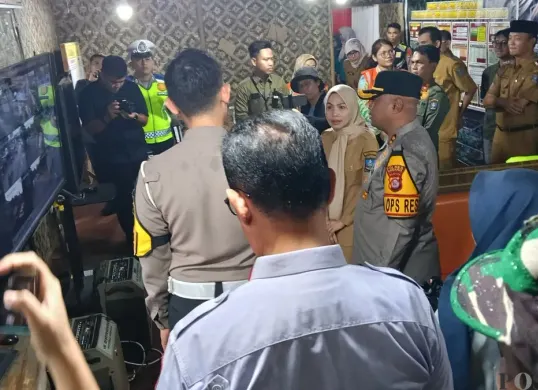 Bupati Serang Rachmatuzakiyah bersama Kapolres Serang saat melihat cctv kondisi arus lalulintas di Posyan Modern Cikande. (Sumber: Poskota/Rahmat Haryono)