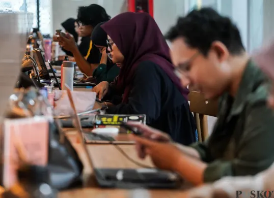 Warga mengoperasikan laptopnya saat bekerja di Perpustakaan Jakarta, Taman Ismail Marzuki, Jakarta, Senin, 29 Desember 2025. (Sumber: Poskota/Bilal Nugraha Ginanjar)