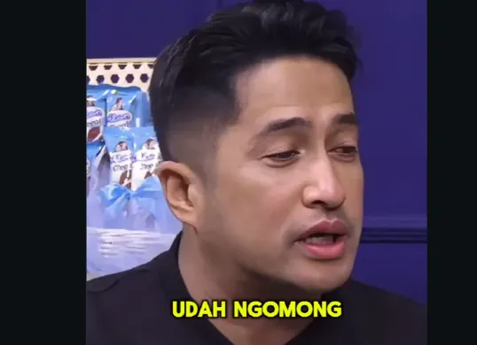 Irfan Hakim menahan tangis saat menceritakan dugaan malpraktik yang dialami ayahnya dalam podcast bersama Sara Wijayanto. (Sumber: TikTok/@e.yes.on.me)