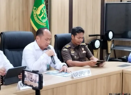 Kepala Pusat Penerangan Hukum Kejaksaan Agung, Anang Supriatna, dalam konferensi pers Capaian Kinerja Kejaksaan Tahun 2025, Rabu, 31 Desember 2025. (Sumber: Poskota/Ali Mansur)