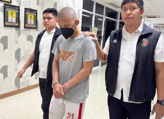 Pelaku HN, 18 tahun saat diamankan oleh Satreskrim Polres Bandara Soekarno-Hatta. (Sumber: Polres Bandara Soekarno-Hatta)