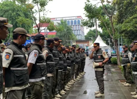 Satpol PP Jakarta Barat mengerahkan ratusan personil untuk mengamankan kegiatan pergantian tahun di sejumlah lokasi titik kegiatan. (Sumber: Istimewa)
