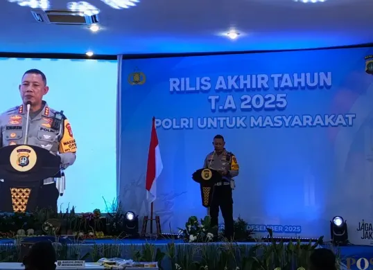 Direktur Lalu Lintas Polda Metro Jaya Kombes Komarudin, saat menyampaikan Rilis Akhir Tahun (RAT) 2025 di Mapolda Metro Jaya, Kebayoran Baru, Jakarta Selatan, Rabu, 31 Desember 2025. (Sumber: Poskota/Ali Mansur)