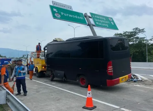 Bus Brimob yang mengangkut siswa SMAN 1 Porong mengalami kecelakaan di persimpangan Tol Pandaan-Malang KM 72, 2 orang dinyatakan meninggal dunia akibat kejadian itu. (Sumber: Dok Ditlantas Polda Jawa Timur)