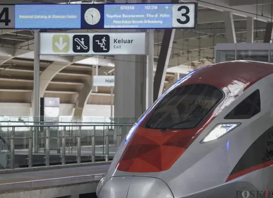 Calon penumpang menunggu kedatangan kereta cepat Whoosh di peron Stasiun Whoosh Halim, Jakarta Timur. (Sumber: Poskota/Bilal Nugraha Ginanjar)
