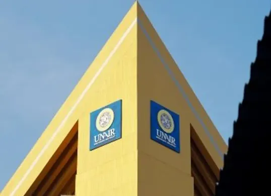 Riset biomedis di Universitas Airlangga yang menunjukkan kolaborasi antara teknologi dan kedokteran untuk inovasi di dunia kesehatan. (Sumber: Pinterest)